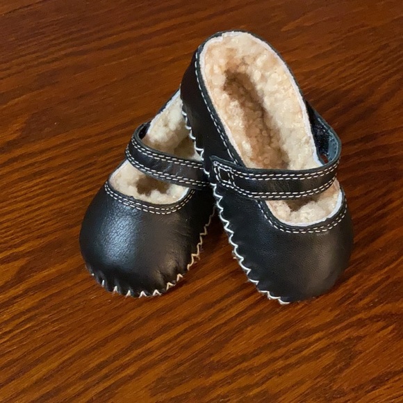 Baby UGG Mary Jane Slippers - Picture 2 of 5